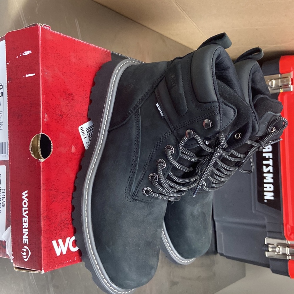 Up for sale is my size 8.5 steel toe boots..